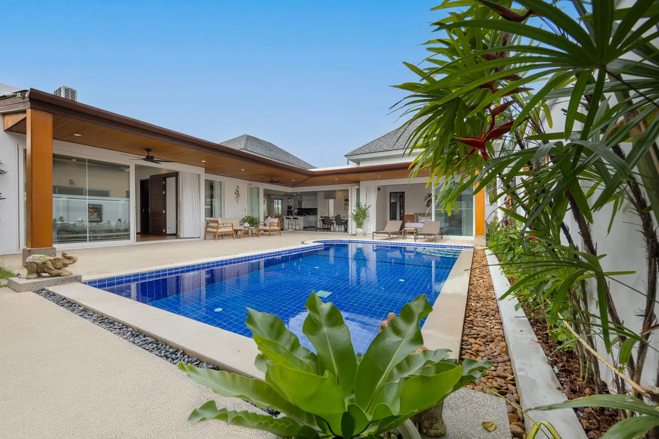 Villa Hemi, Раваи — бассейн и зелень по периметру