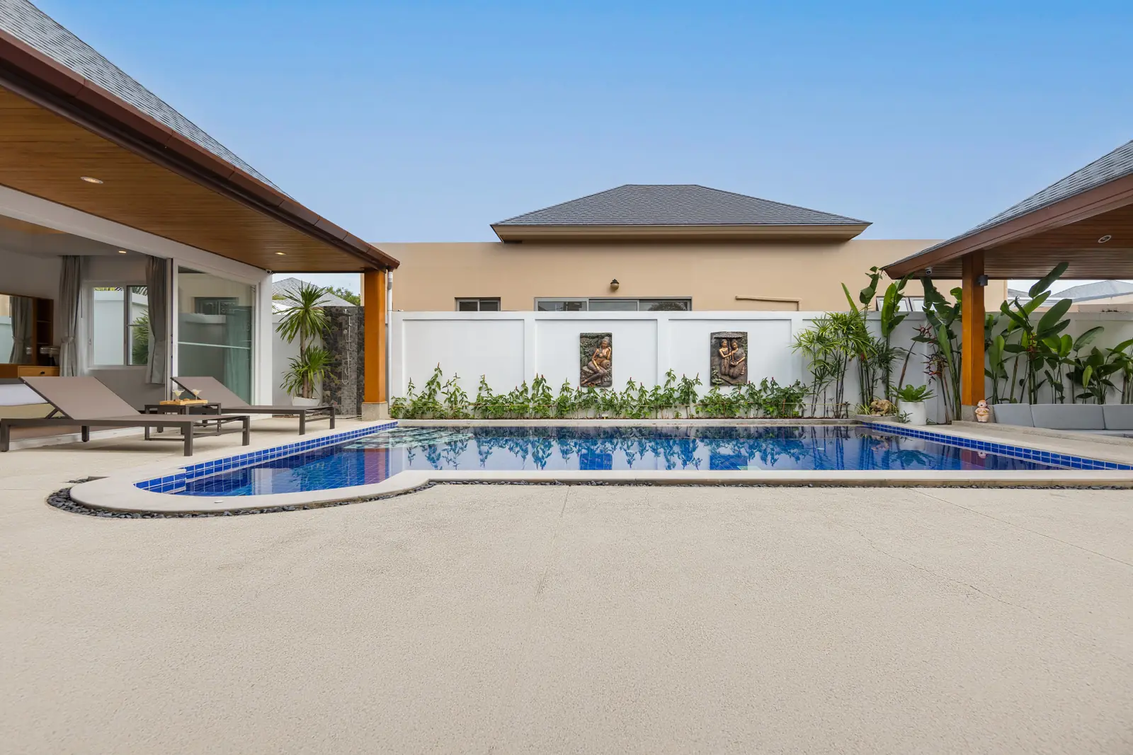 Villa Hemi, Раваи — шезлонги у бассейна