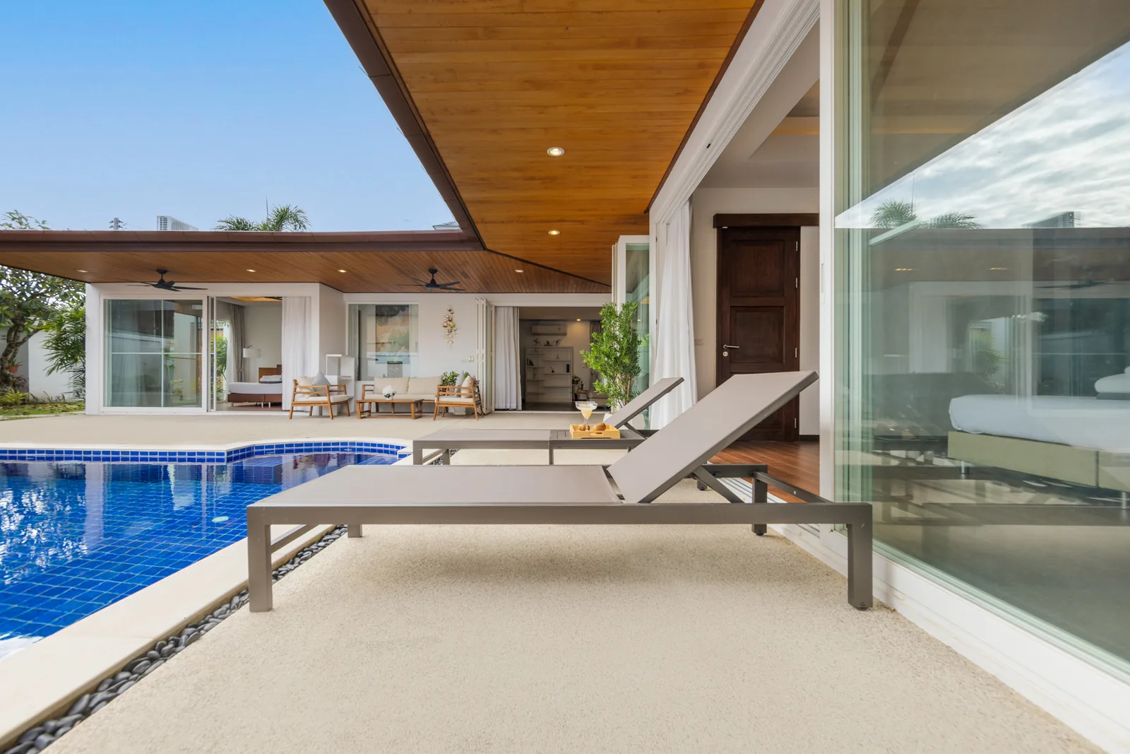 Villa Hemi, Раваи — шезлонги вдоль воды