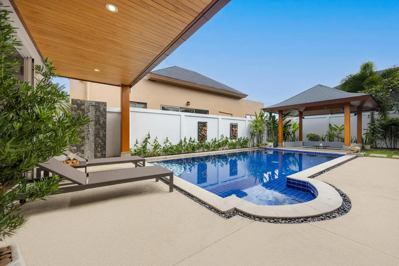 Villa Hemi, Раваи — бассейн с зоной гидромассажа