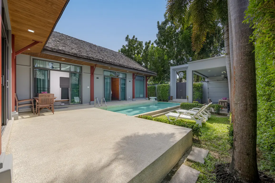 Villa Kiana, Раваи — терраса, бассейн и газон