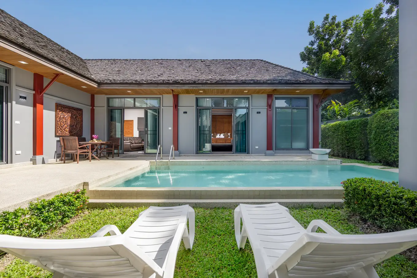 Villa Kiana, Раваи — шезлонги на газоне у бассейна
