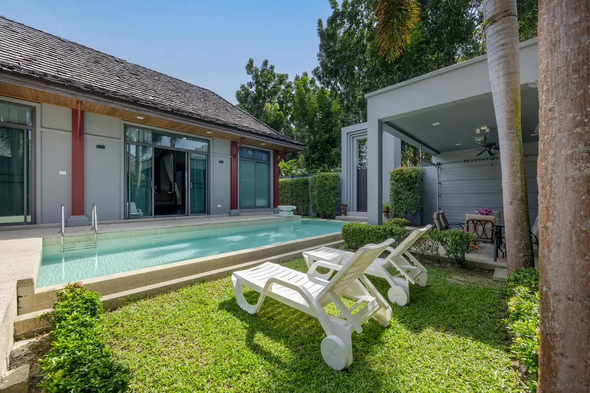 Villa Kiana, Раваи — газон и шезлонги вдоль воды