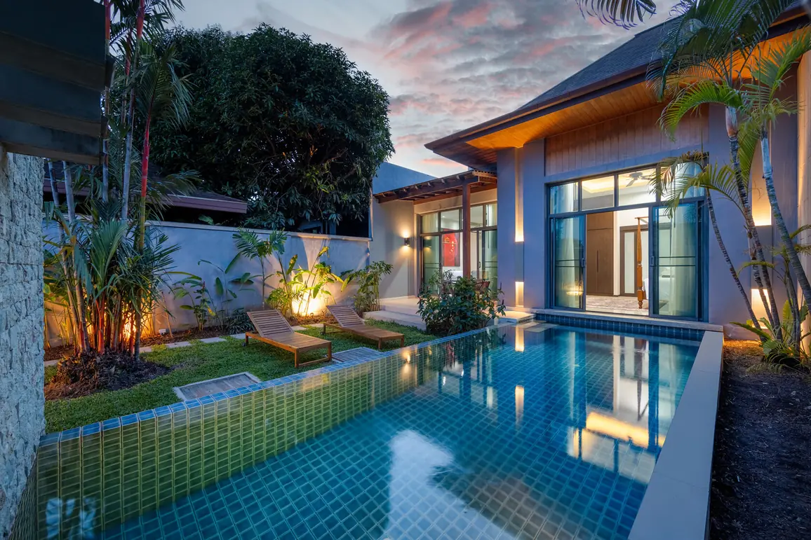 Villa Neya, Най Харн — вилла и бассейн на закате