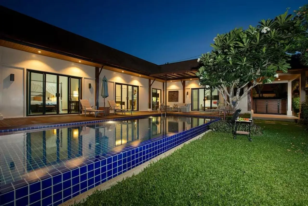 Villa Atarata, Най Харн — подсвеченная вилла и бассейн вечером