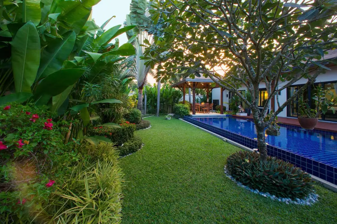 Villa Atarata, Най Харн — сад с цветником вдоль бассейна