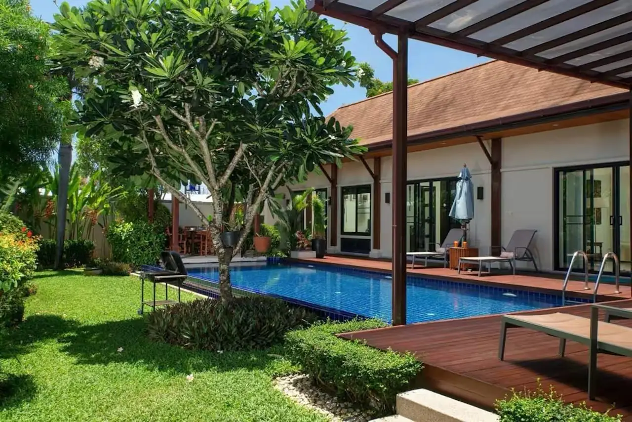 Villa Atarata, Най Харн — бассейн, газон и крытая терраса