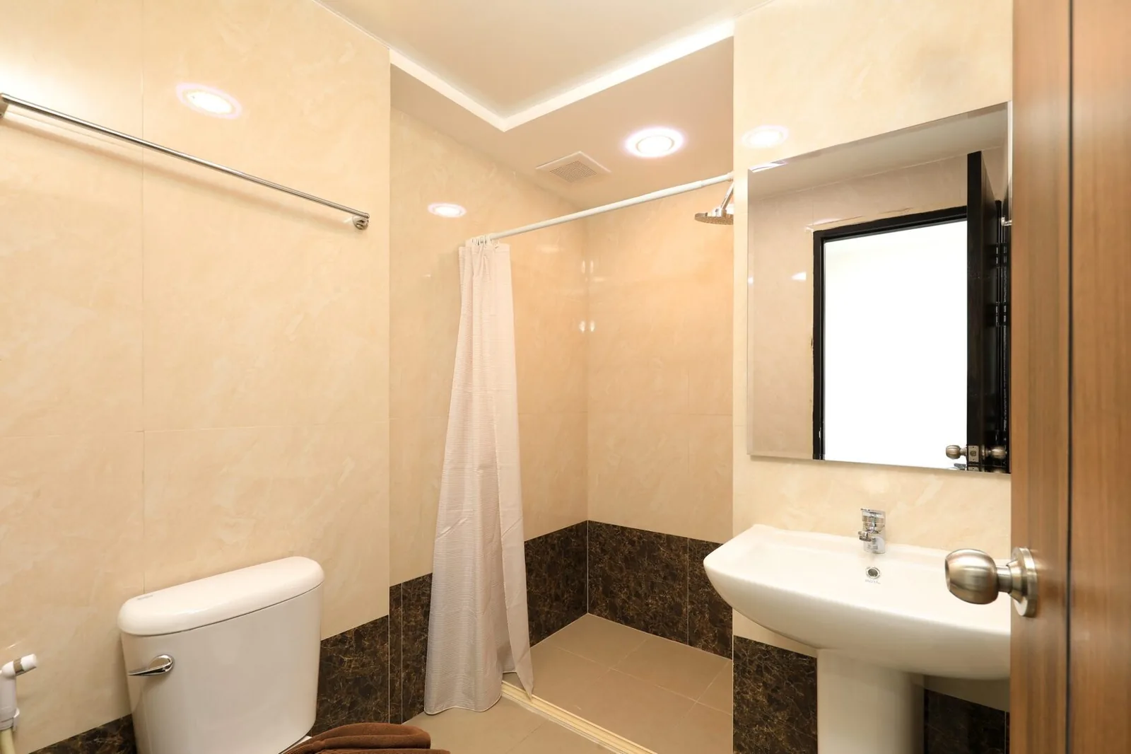 Rawai Beach Condo, Раваи — санузел с душем и раковиной