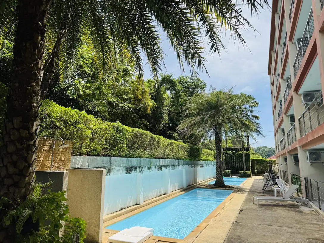 Rawai Beach Condo, Раваи — бассейн комплекса среди пальм