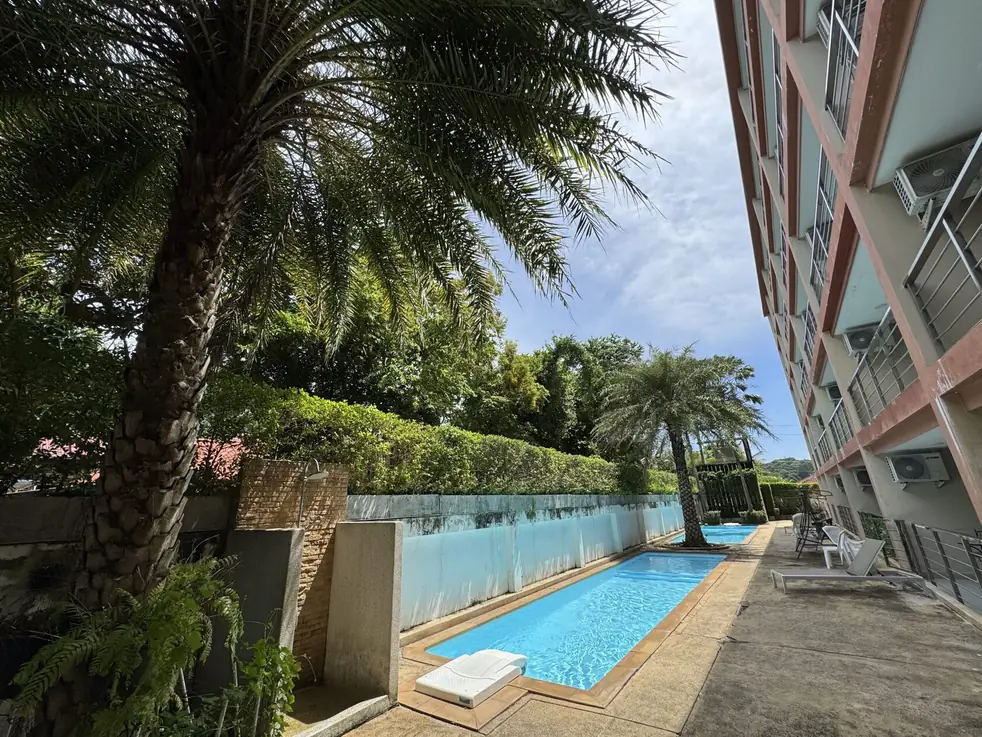 Rawai Beach Condo, Раваи — бассейн вдоль корпуса под пальмами