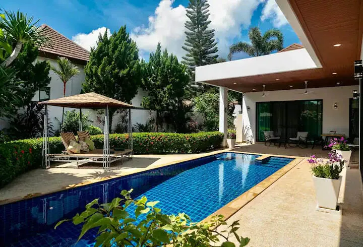 Modern Pool Villa V187, Раваи — бассейн, газон и крытая терраса