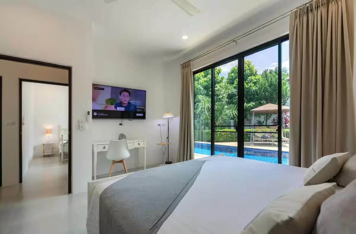 Modern Pool Villa V187, Раваи — спальня с телевизором и рабочим местом