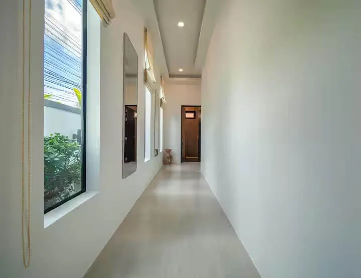 Modern Pool Villa V187, Раваи — коридор с окнами вдоль стены