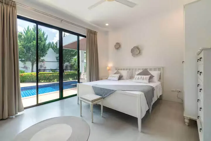 Modern Pool Villa V187, Раваи — спальня с выходом к бассейну