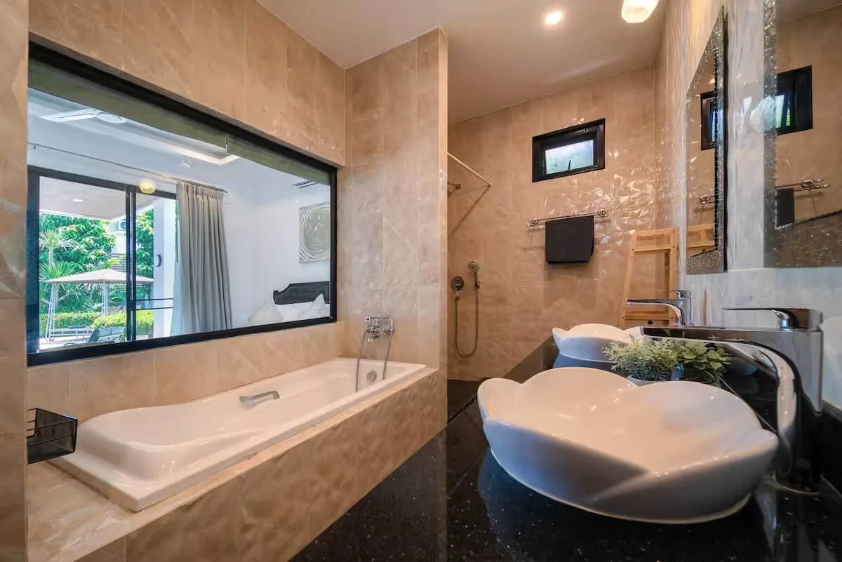 Modern Pool Villa V187, Раваи — ванная с ванной у окна в сад