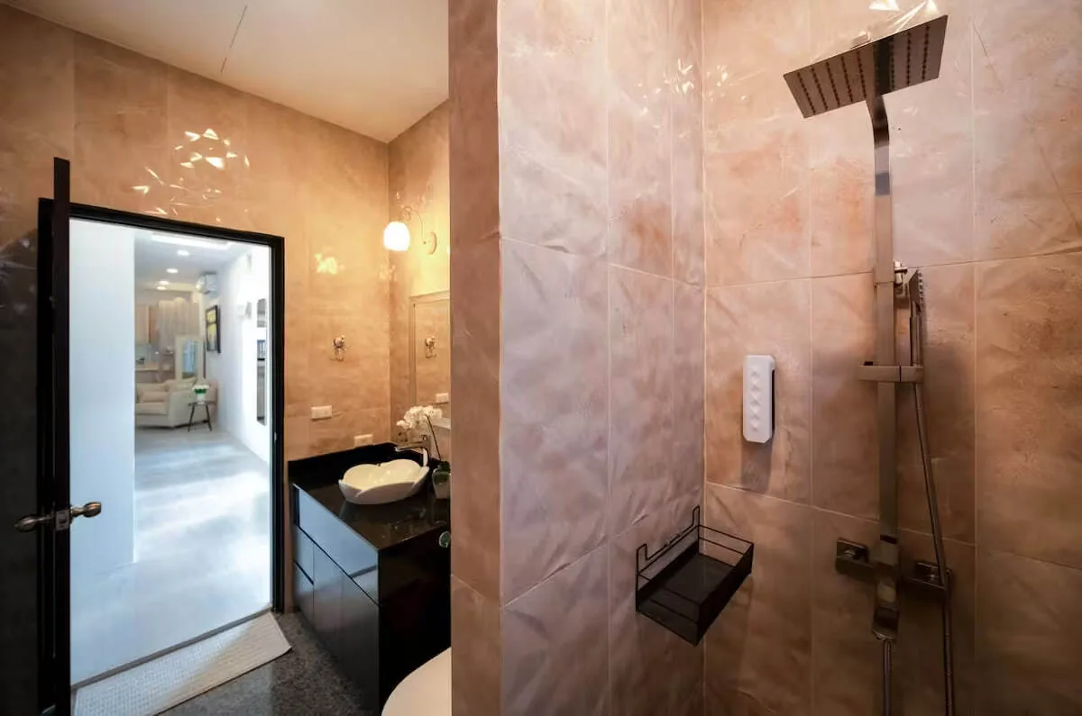 Modern Pool Villa V187, Раваи — санузел с душевой в терракотовой плитке