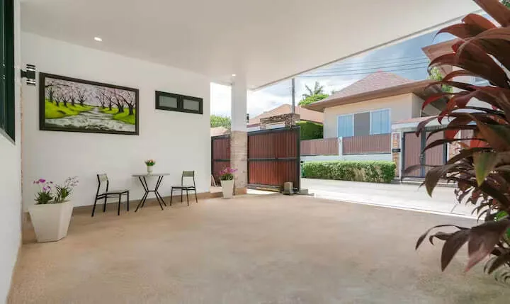 Modern Pool Villa V187, Раваи — крытая терраса и въезд