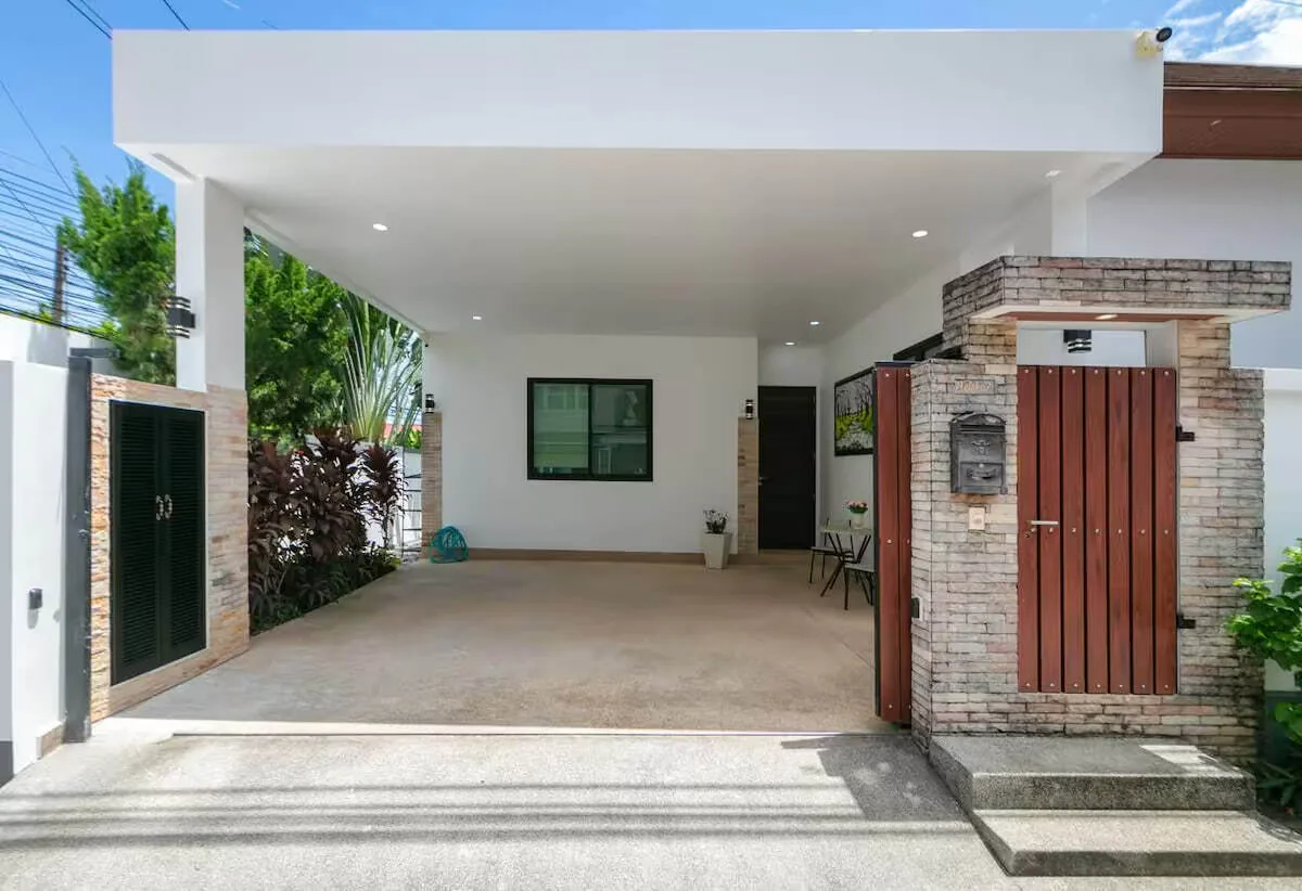 Modern Pool Villa V187, Раваи — въезд с воротами и парковка