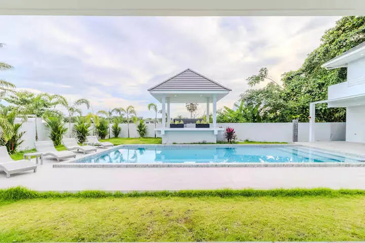 Siam Tropical Twin Retreat, Раваи — бассейн, газон и павильон