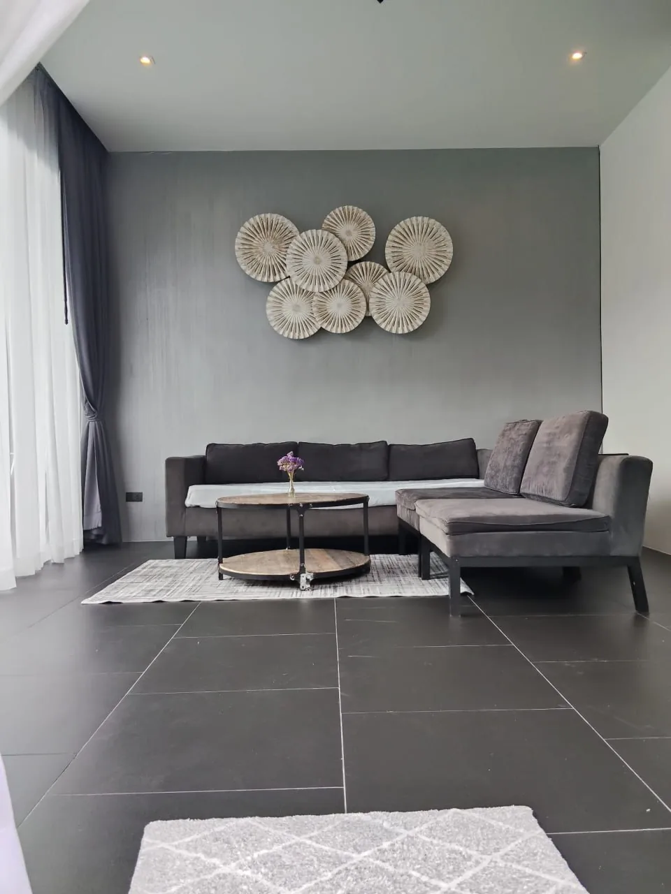 V16 Villa, Раваи — гостиная с угловым диваном
