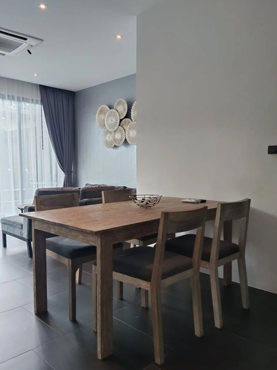 V16 Villa, Раваи — обеденный стол на четверых