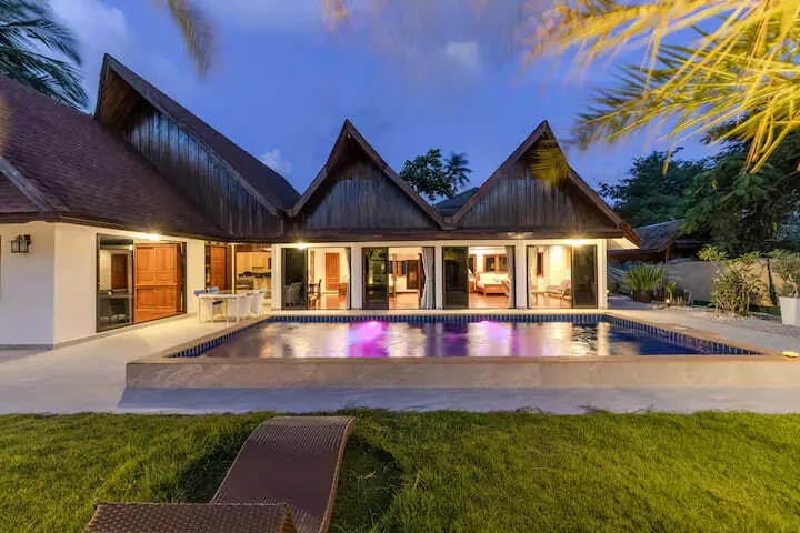 V244 Massive Villa, Раваи — подсвеченная вилла и бассейн в сумерках