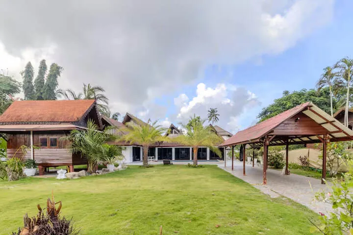 V244 Massive Villa, Раваи — газон, навес и гостевой дом