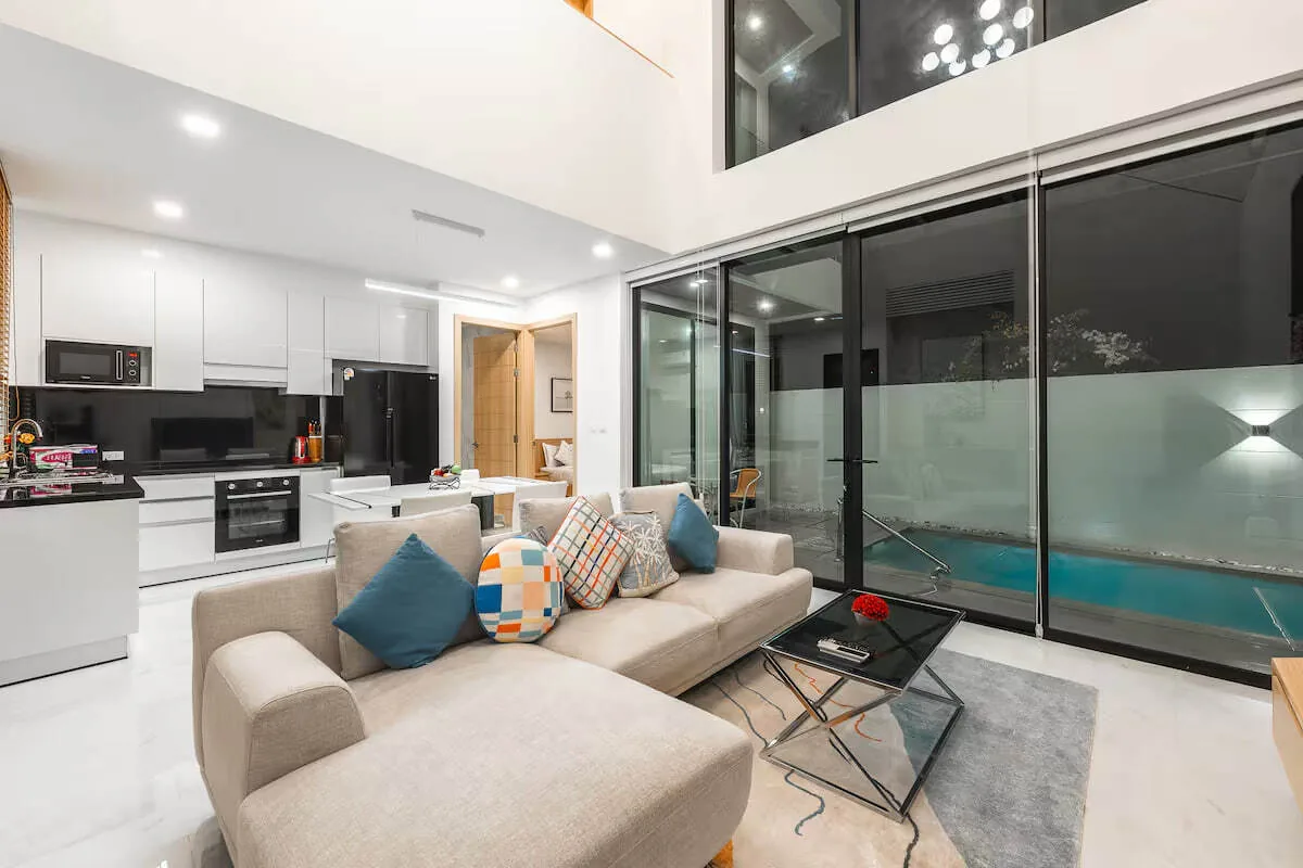 Modern Pool Villa V190, Раваи — гостиная с двойной высотой потолка