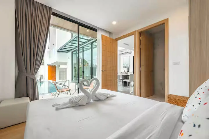 Modern Pool Villa V190, Раваи — спальня с выходом к бассейну