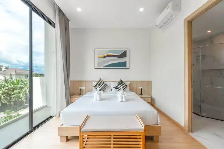 Modern Pool Villa V190, Раваи — спальня с выходом в санузел