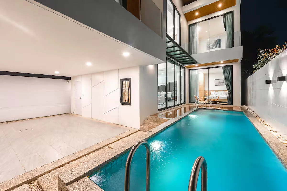 Modern Pool Villa V190, Раваи — двусветный объём и бассейн вечером