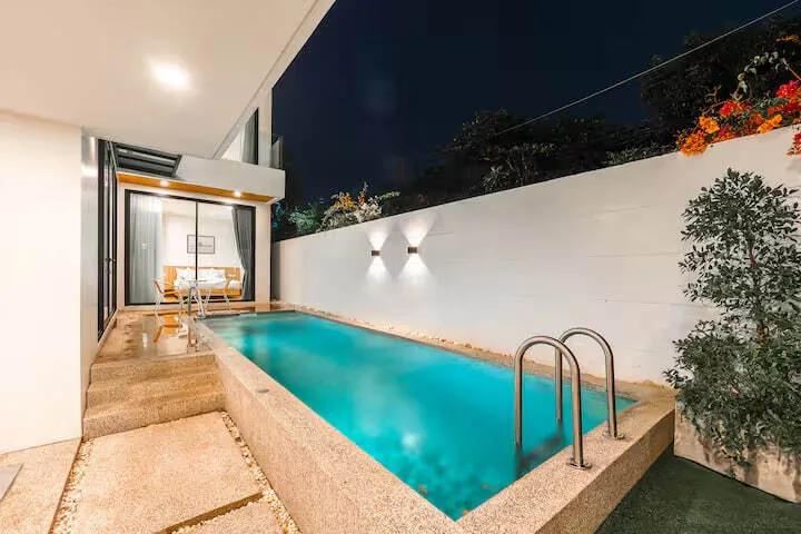 Modern Pool Villa V190, Раваи — бассейн и терраса ночью