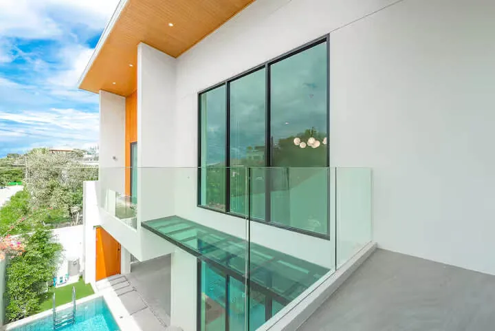 Modern Pool Villa V190, Раваи — балкон второго этажа над бассейном