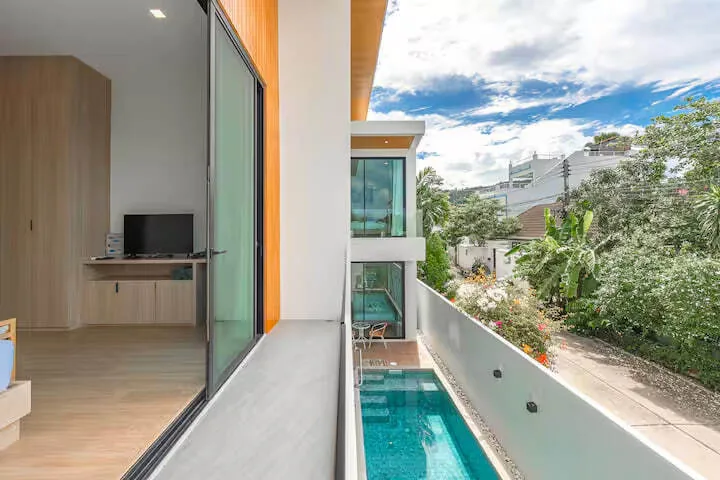 Modern Pool Villa V190, Раваи — проход вдоль бассейна и вид из спальни
