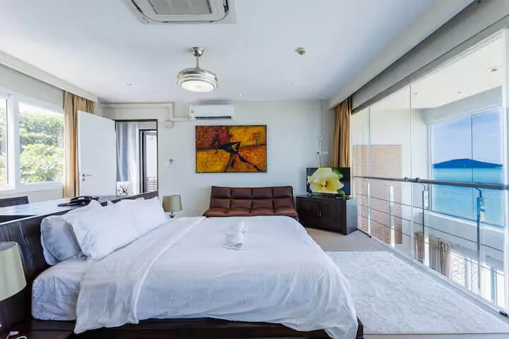 Sunset Beachfront Villa, Раваи — спальня с балконом над бассейном