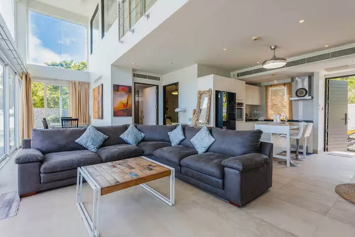Sunset Beachfront Villa, Раваи — гостиная с угловым диваном и кухней