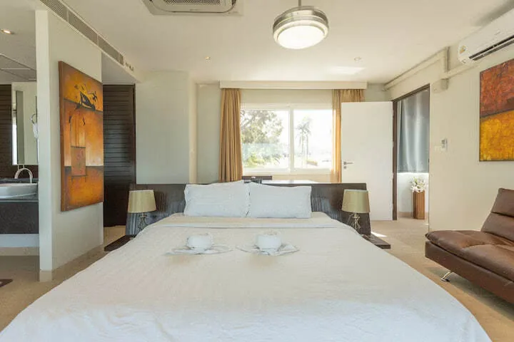 Sunset Beachfront Villa, Раваи — спальня с ванной за перегородкой