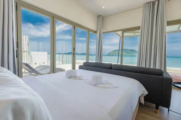 Sunset Beachfront Villa, Раваи — кровать с видом на море и шезлонги