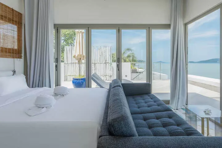 Sunset Beachfront Villa, Раваи — спальня с выходом к бассейну
