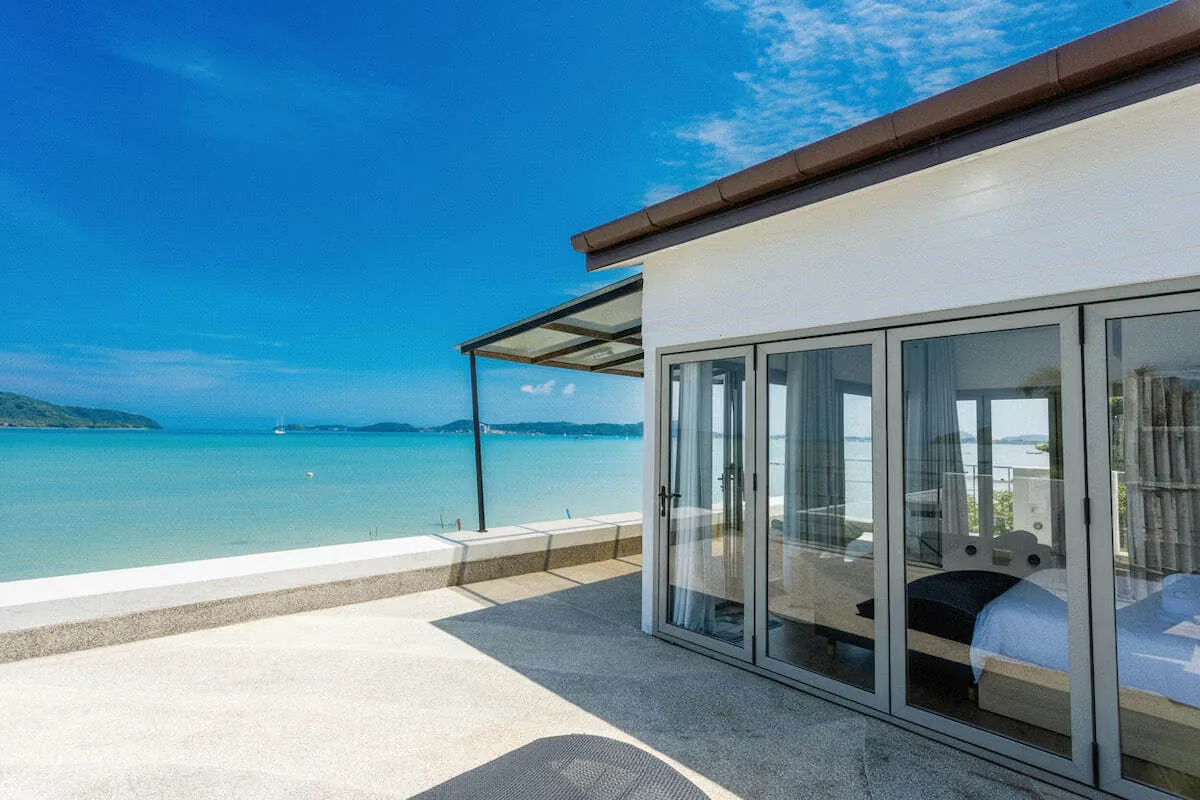 Sunset Beachfront Villa, Раваи — терраса виллы прямо у моря