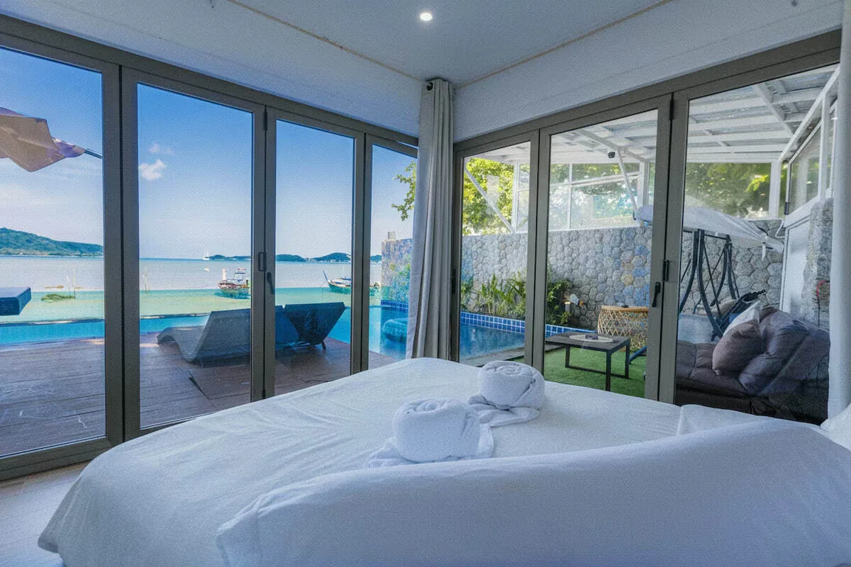 Sunset Beachfront Villa, Раваи — кровать с видом на залив и бассейн