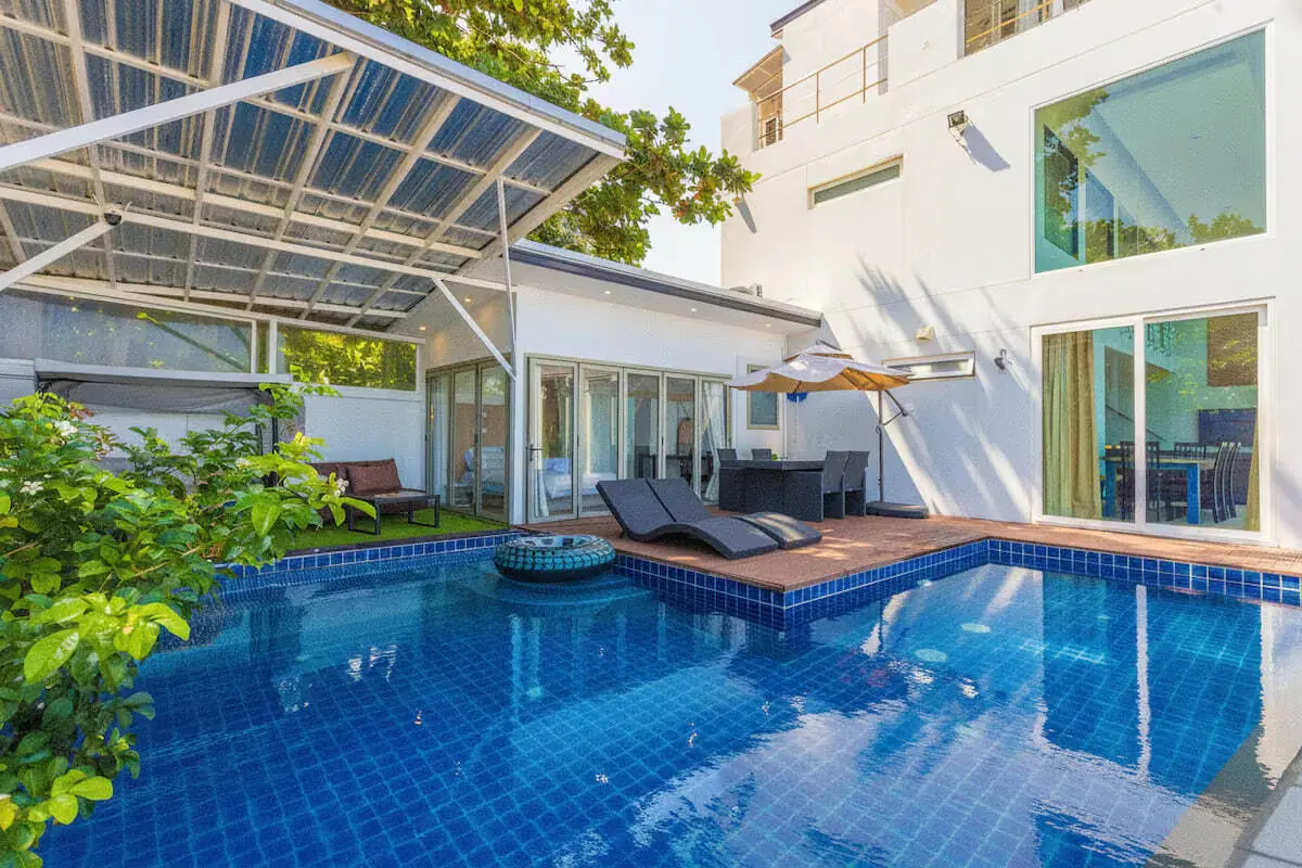 Sunset Beachfront Villa, Раваи — бассейн и терраса между корпусами