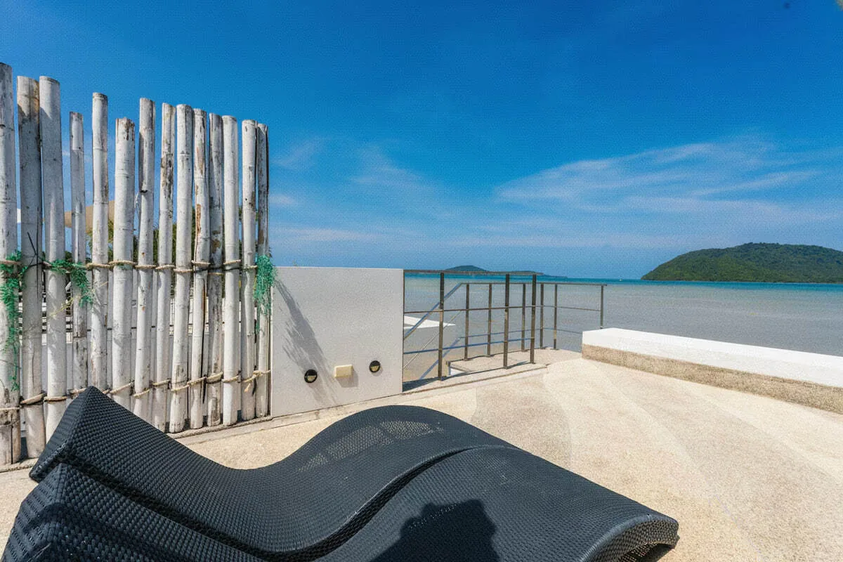 Sunset Beachfront Villa, Раваи — шезлонг на террасе с видом на залив
