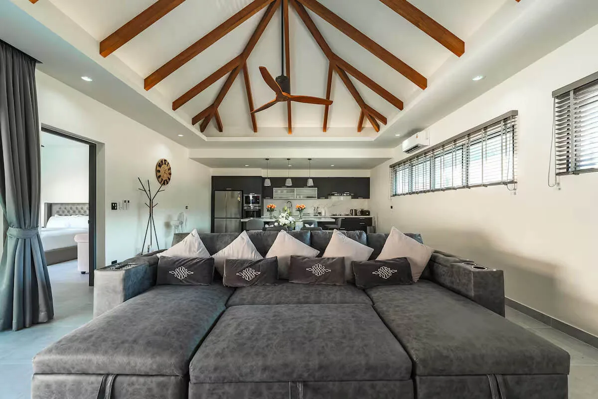 Palm Tree Villa, Раваи — гостиная с диваном и видом на кухню
