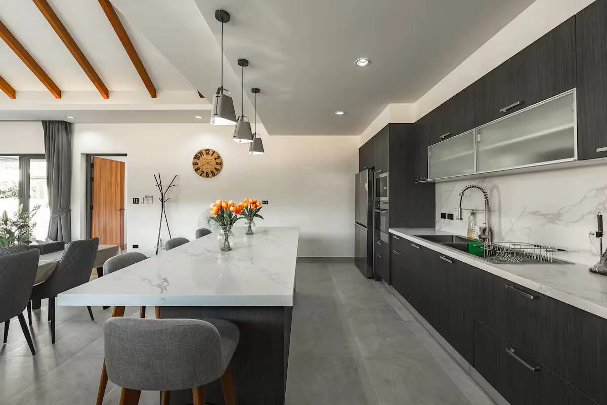 Palm Tree Villa, Раваи — кухня-остров и обеденная зона