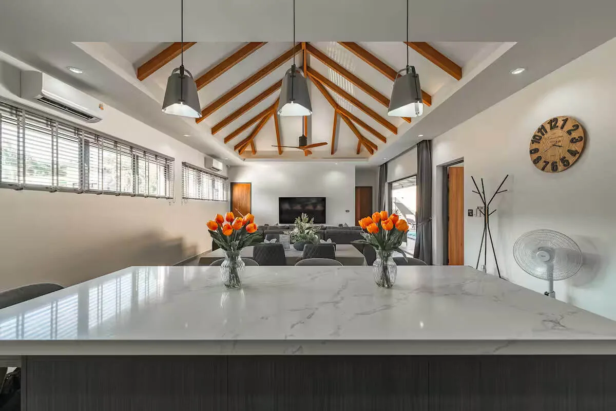 Palm Tree Villa, Раваи — кухонный остров и гостиная за ним