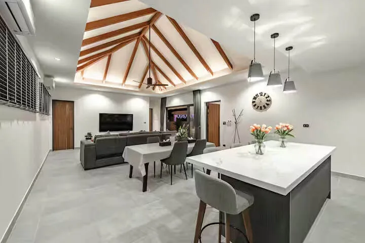 Palm Tree Villa, Раваи — остров, столовая и телевизор