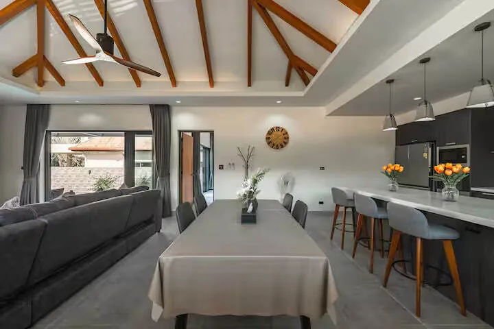 Palm Tree Villa, Раваи — обеденный стол и диван