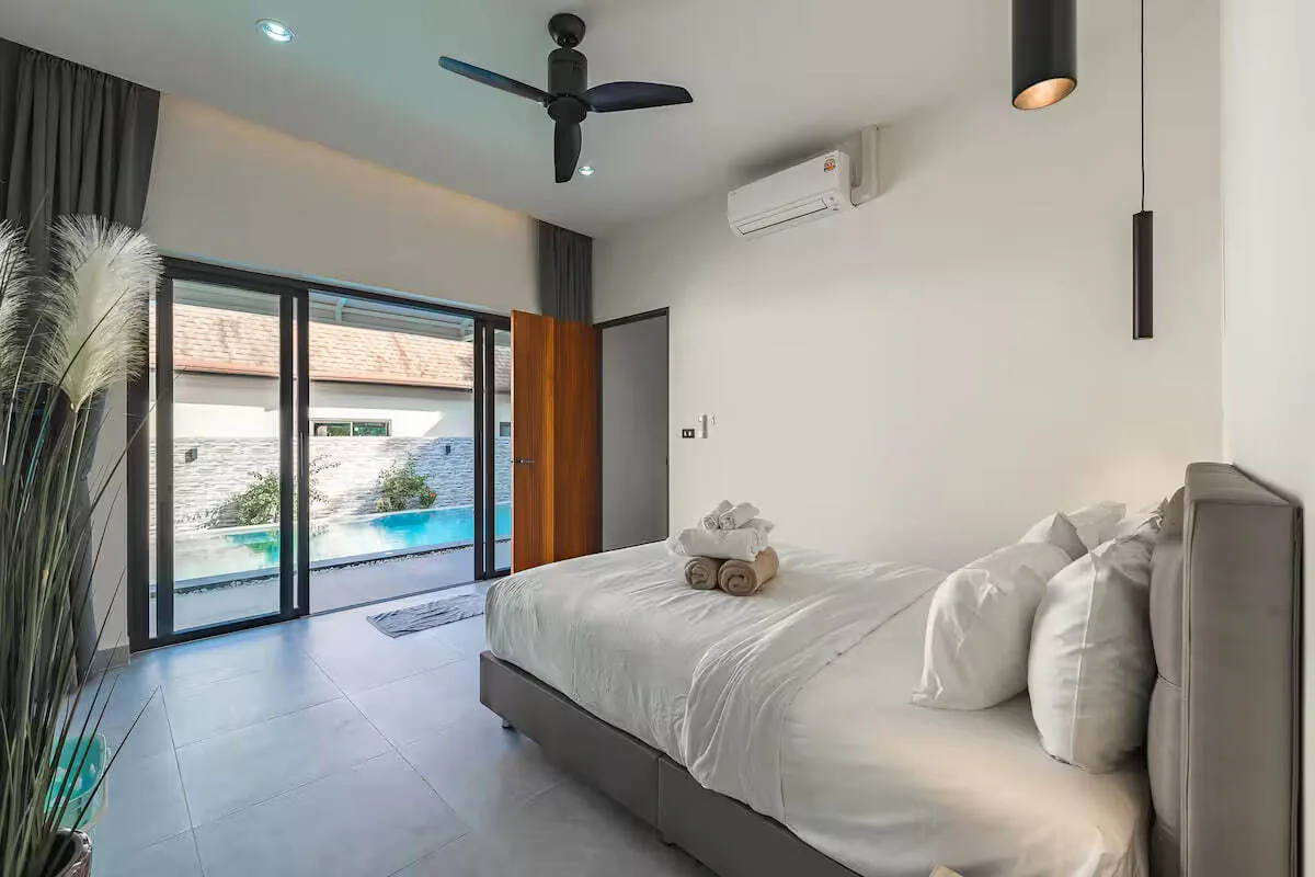 Palm Tree Villa, Раваи — спальня с выходом на террасу