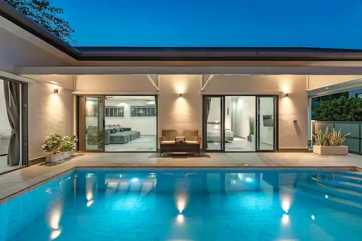 Palm Tree Villa, Раваи — подсвеченный бассейн и гостиная вечером
